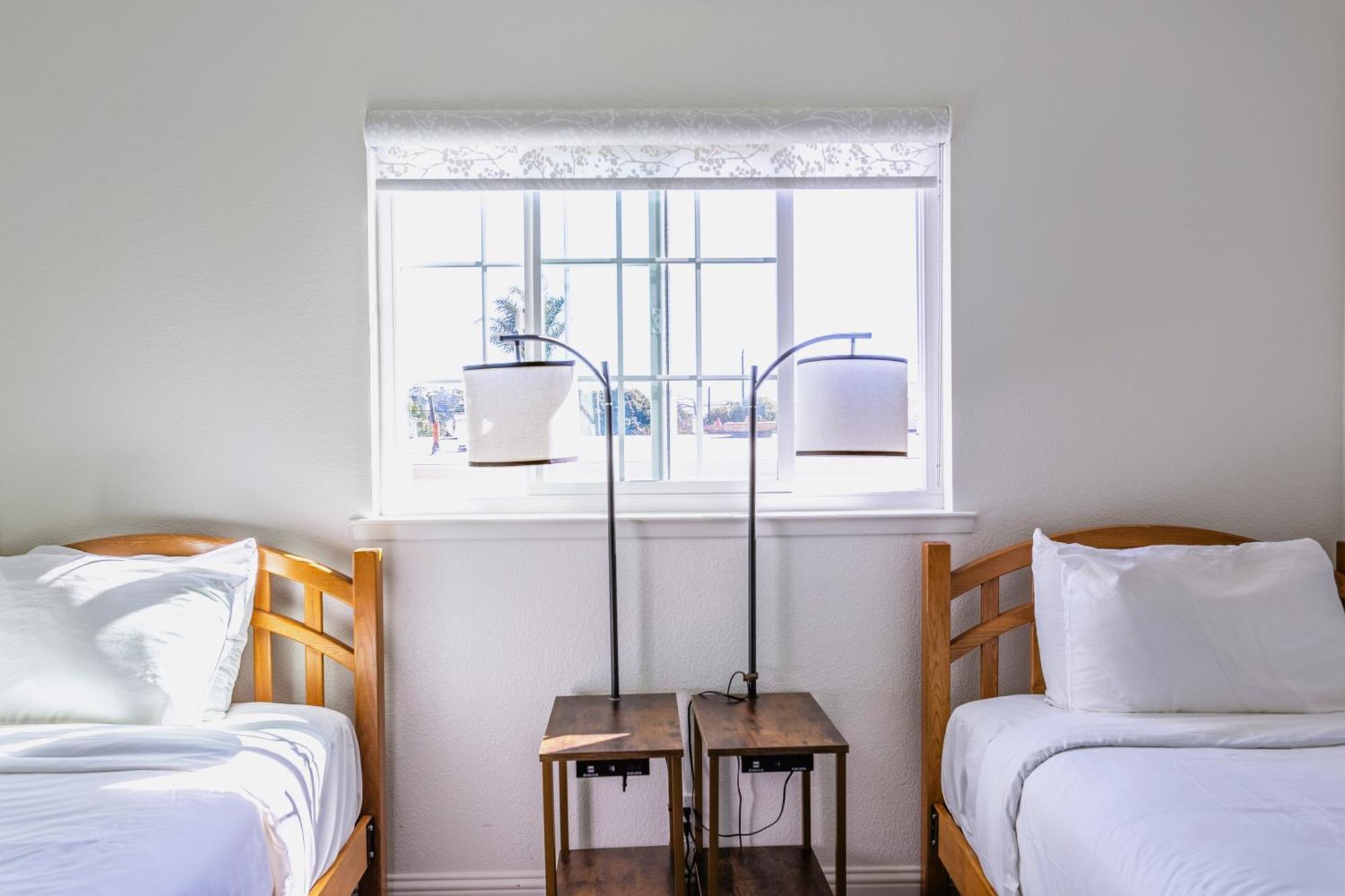 Coastal Breeze Motel 2*